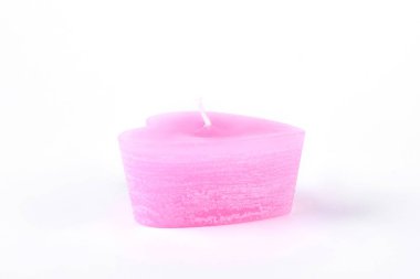 Kalp şeklinde mum, beyaz arka plan.