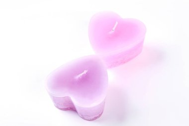 Güzel dekoratif kalp şekli mumlar.