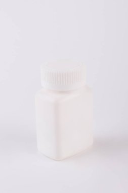 Beyaz boş plastik şişe ilaç için.