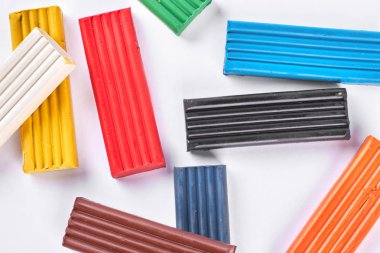 Çocuk parlak hamuru, beyaz arka plan.