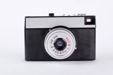 Beyaz arka plan üzerinde izole eski retro kamera.