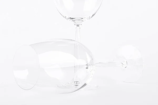 Bijgesneden afbeelding van lege wijnglas. — Stockfoto