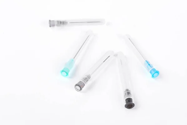 Agulhas de seringa médica, fundo branco . — Fotografia de Stock