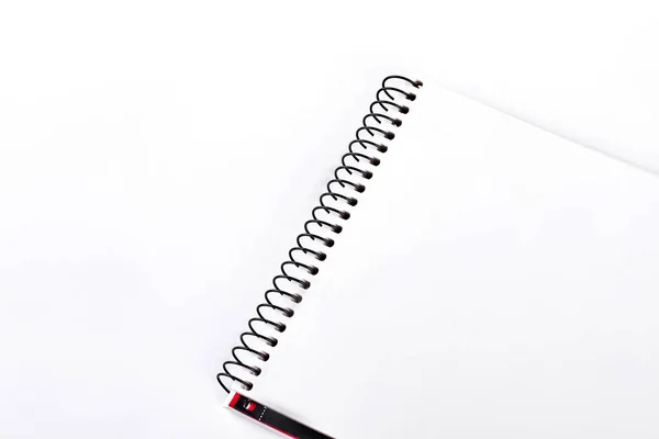 Notebook aglutinante espiral, fundo branco . — Fotografia de Stock