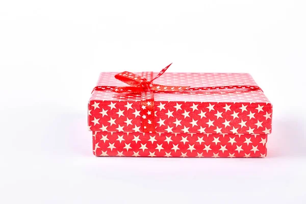 Scatola rossa con regalo, sfondo bianco . — Foto Stock