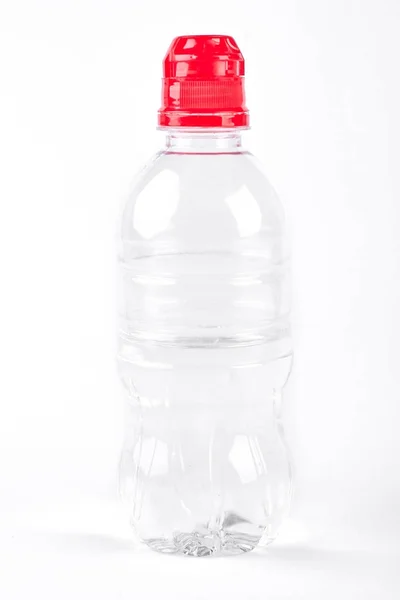Botella de plástico de agua con tapa roja . — Foto de Stock