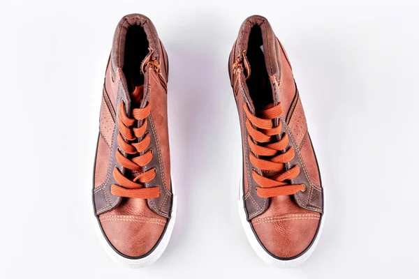 Nya bruna sneakers, ovanifrån. — Stockfoto