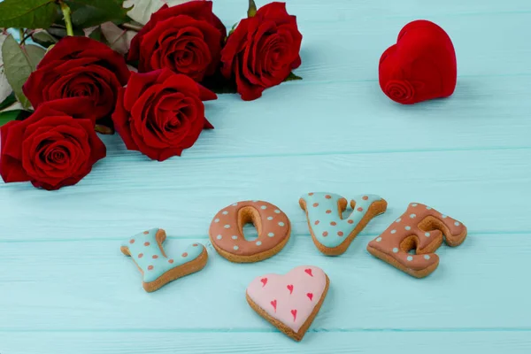 Κόκκινα τριαντάφυλλα και επιστολή cookies. — Φωτογραφία Αρχείου