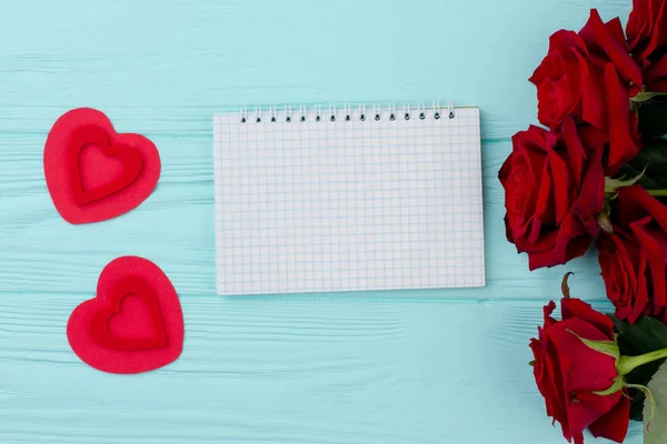 Cuaderno de rosas rojas, corazones y papel . — Foto de Stock