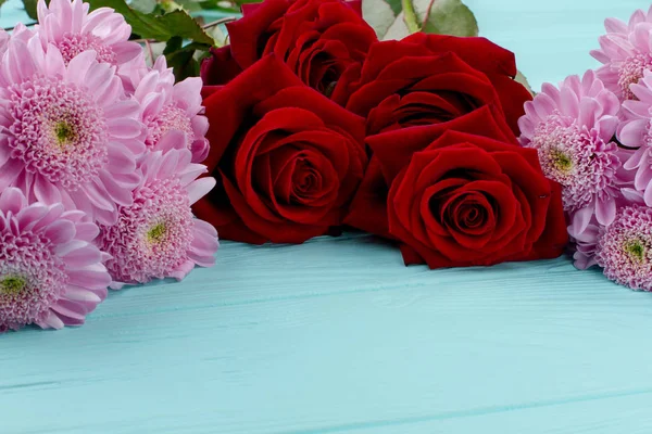 Rosas e crisântemos sobre fundo de madeira . — Fotografia de Stock