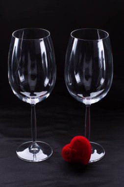 Koyu arka plan üzerinde iki ayaklı büyük kadehler.