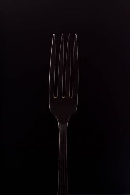 Siyah arka plan üzerine çelik çatal.