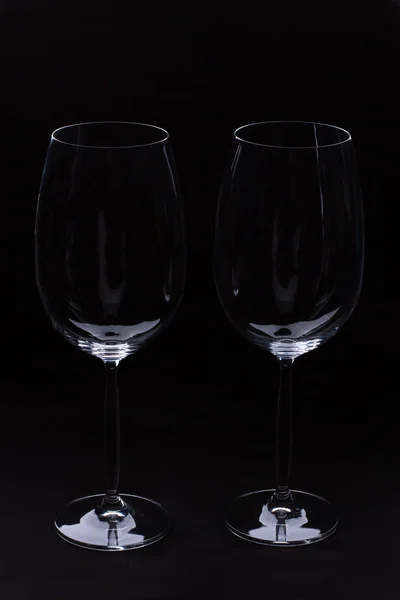 Deux verres à vin vides sur fond noir . — Photo