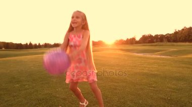 Neşeli çocuk açık havada topla oynamayı.