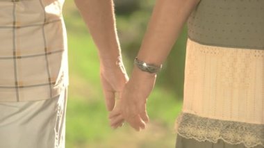 Çift elele, arkadan görünüm.