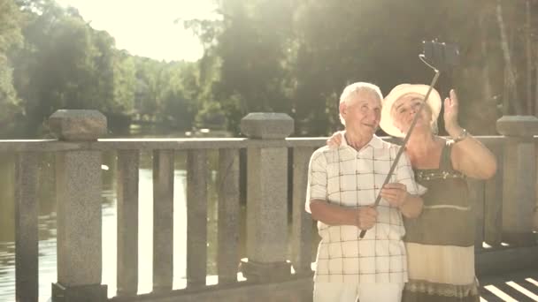 Buoni anziani che si fanno un selfie . — Video Stock