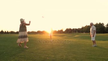 Dedesi ve açık havada top oynarken kız.