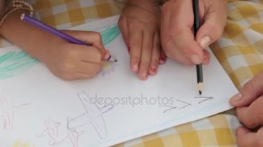 Kız ve çizim drandpa birlikte elinde.