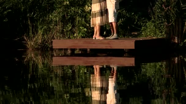 Pareja de ancianos bailando reflejada en el agua . — Vídeo de stock