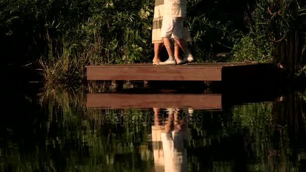 Pareja mayor bailando al aire libre . — Vídeos de Stock