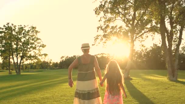 Bambino con nonna, vista posteriore . — Video Stock