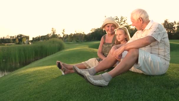 Abuelos y nieta al aire libre . — Vídeo de stock