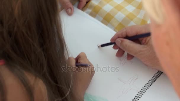 Großvater zeichnet mit Enkelin. — Stockvideo