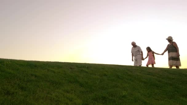 Niña y abuelos, cielo del atardecer . — Vídeo de stock