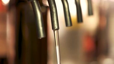 Bira musluk dökme kadar kapatın.