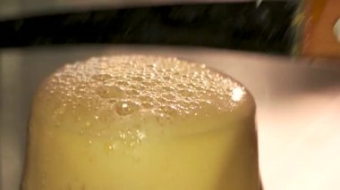 Barmen bira köpük kesim.
