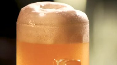 Bira köpük kazıyıcı kullanarak..
