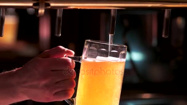 Nalewanie szklanki piwa z małą pianką. — Wideo stockowe
