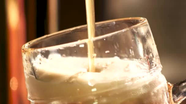 Mousse de bière débordant, gros plan .