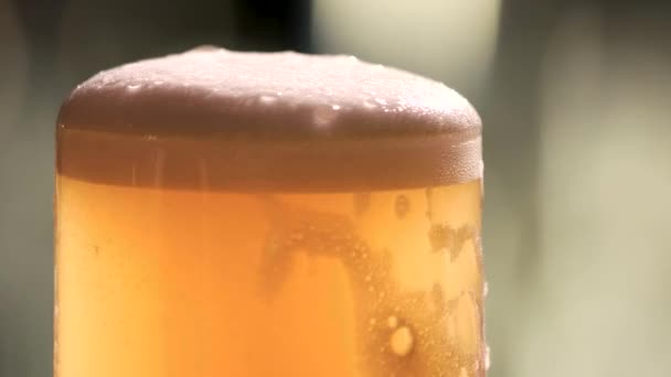 Plný hrnek studené pivo jantarové. — Stock video