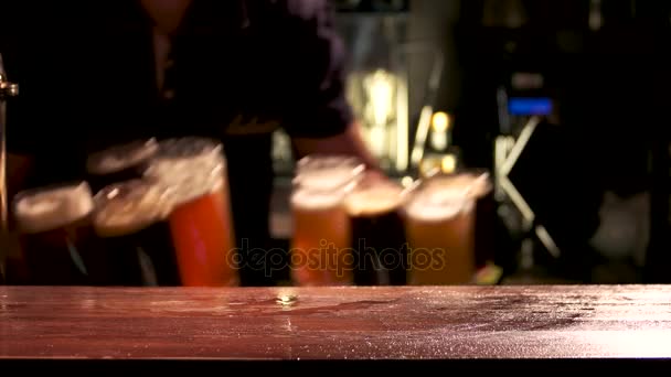 Bartendern serverar upp glas fatöl. — Stockvideo