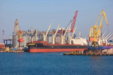 Yük gemisi sea port yakınındaki.