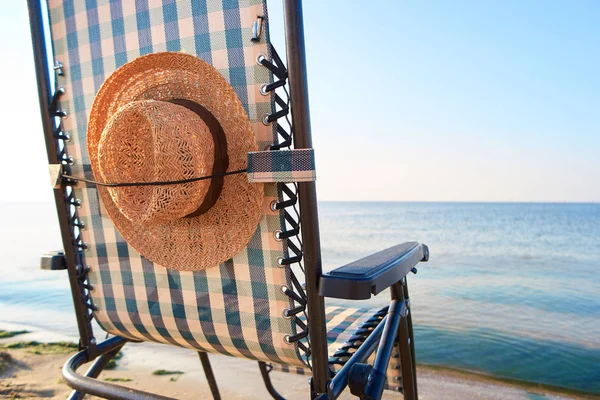 Playa hamaca con sombrero de sol para mujer abrochado . — Foto de Stock