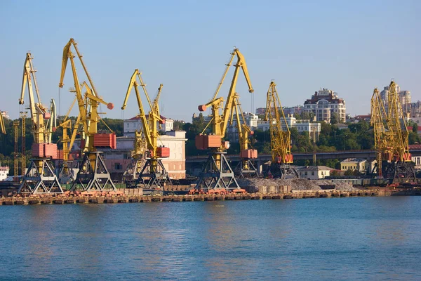 Grúas de muelle con fondo de ciudad . — Foto de Stock