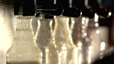 Bira şişeleri ve taşma, doldurma yakın çekim.