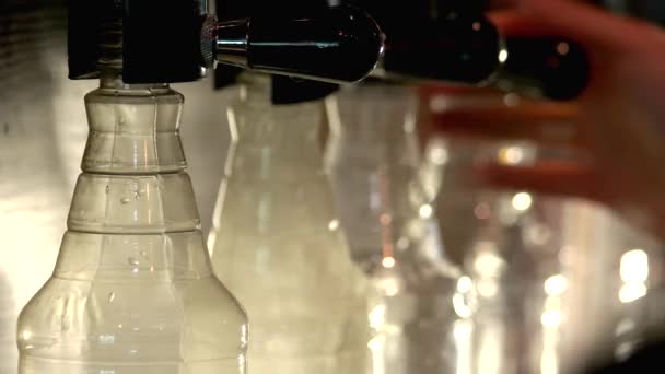 Fila di rubinetti di birra versando bottiglie . — Video Stock