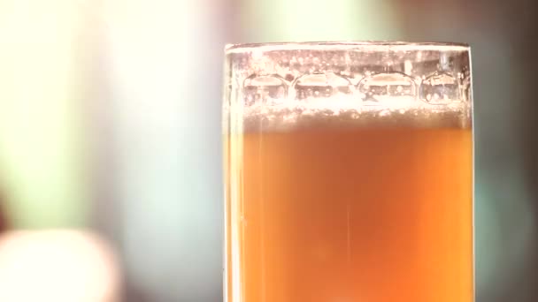 Fechar vidro de cerveja leve girando . — Vídeo de Stock