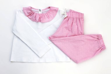 Güzel kızı için yeni pijama