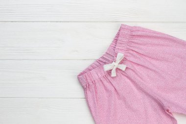 Beyaz ipli ile pembe pantolon