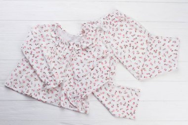 Şirin pijama kız için ayarla