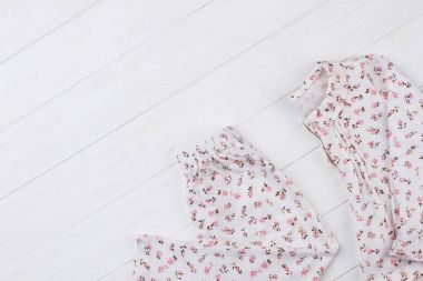 Pantolon ve beyaz ceket