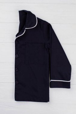 Gömlek beyaz masaya katlanmış