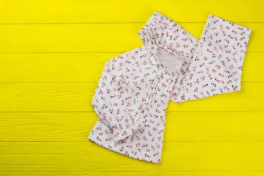 Kızları giysileri Sarı zemin üzerine