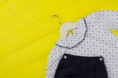 Sarı arka plan üzerinde çocuk giyim