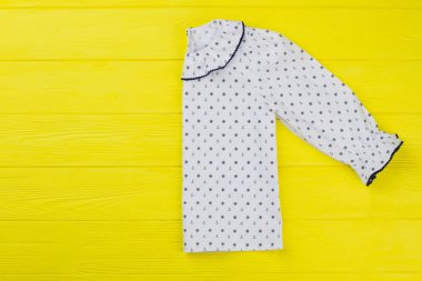 Kızlar içinde katlanmış yarım bluz