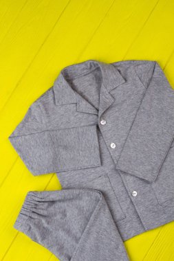 Gri pijama çocuklar için ayarla